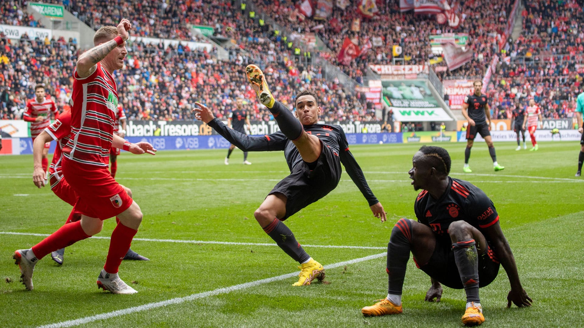 Sadio Mané und Jamal Musiala (v.r.): Sie mussten beim Bundesligaspiel beim FC Augsburg mit dem FC Bayern die bislang einzige Saisonniederlage hinnehmen.