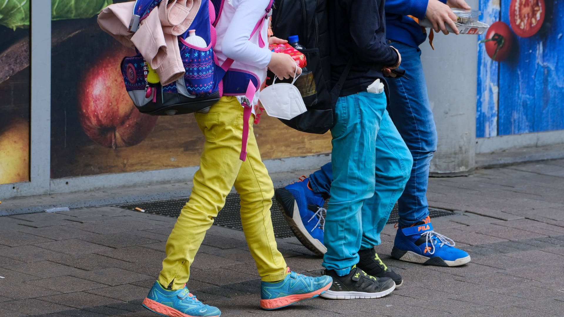 Eine Schülerin hält ihre FFP2-Maske in der Hand (Symbolbild): Viele Schulen in Köln ächzen im dritten Corona-Herbst. Eine Schülerin hält ihre FFP2-Maske in der Hand (Symbolbild): Viele Schulen in Köln ächzen im dritten Corona-Herbst.
