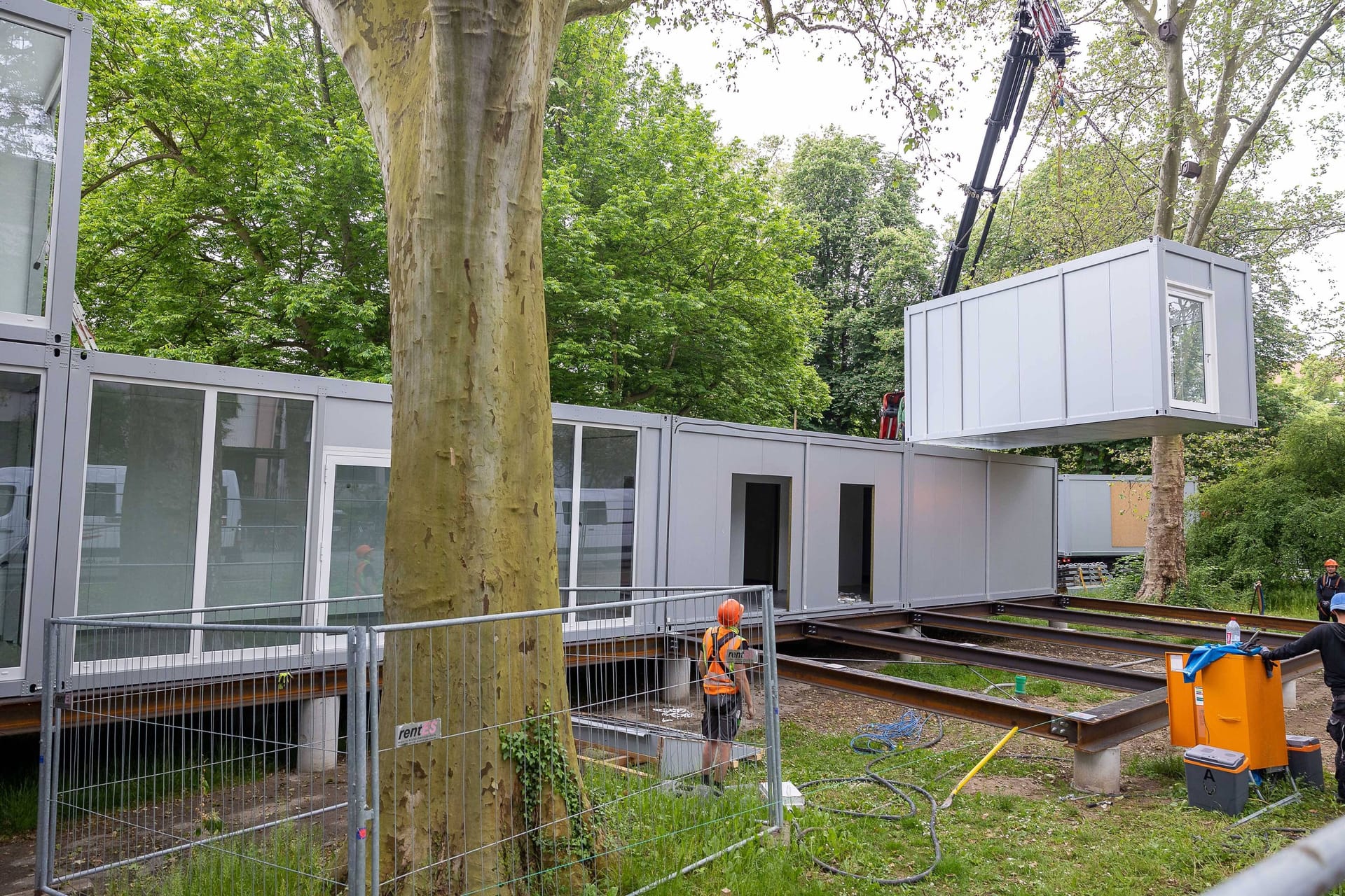 Container werden positioniert (Symbolbild): Um keine Zeit zu verlieren, sollen Container als Unterkünfte eingesetzt werden.