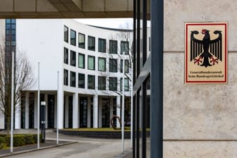 Generalbundesanwaltschaft: Nach der Festnahme in Sachsen wurde die mutmaßliche Rädelsführerin an den Sitz der Behörde nach Karlsruhe geflogen.