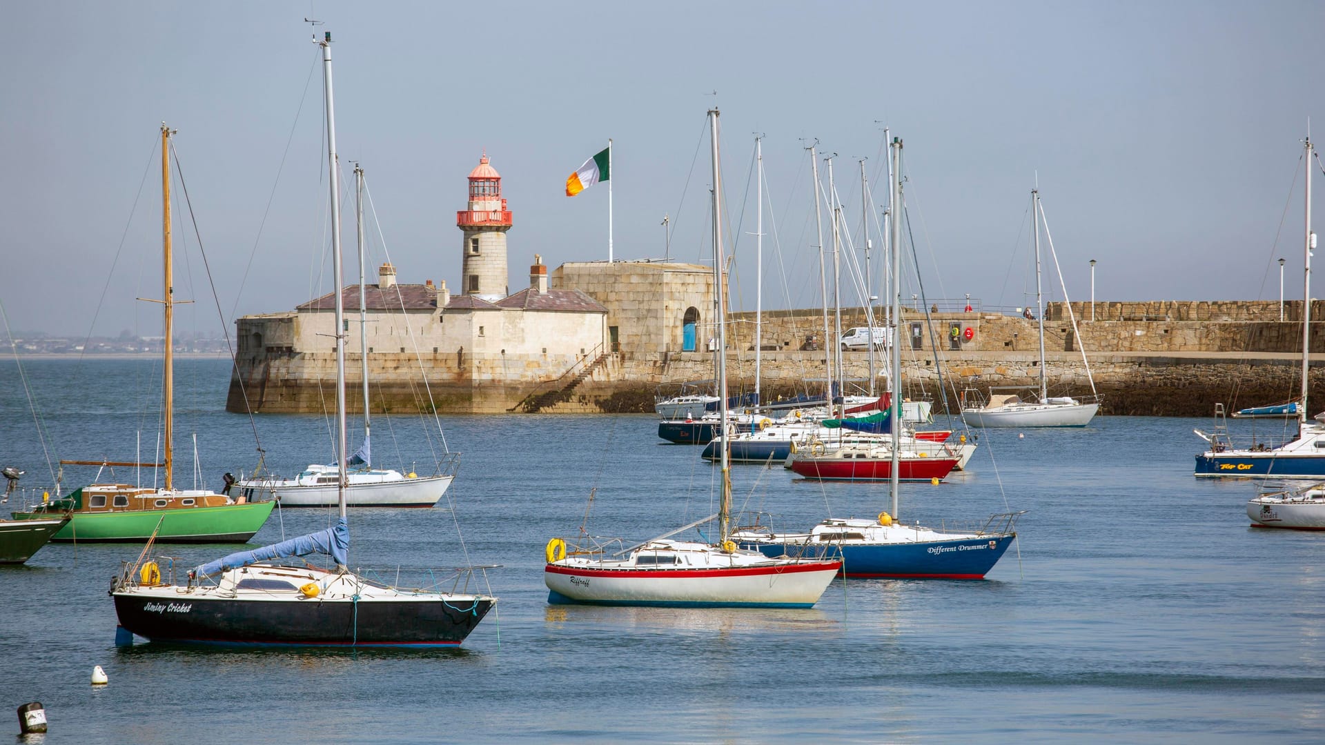 Leuchtturm in Sicht: Bis heute weist der Leuchtturm in der Küstenstadt Dun Laoghaire großen Schiffen den Weg in den Dubliner Hafen.