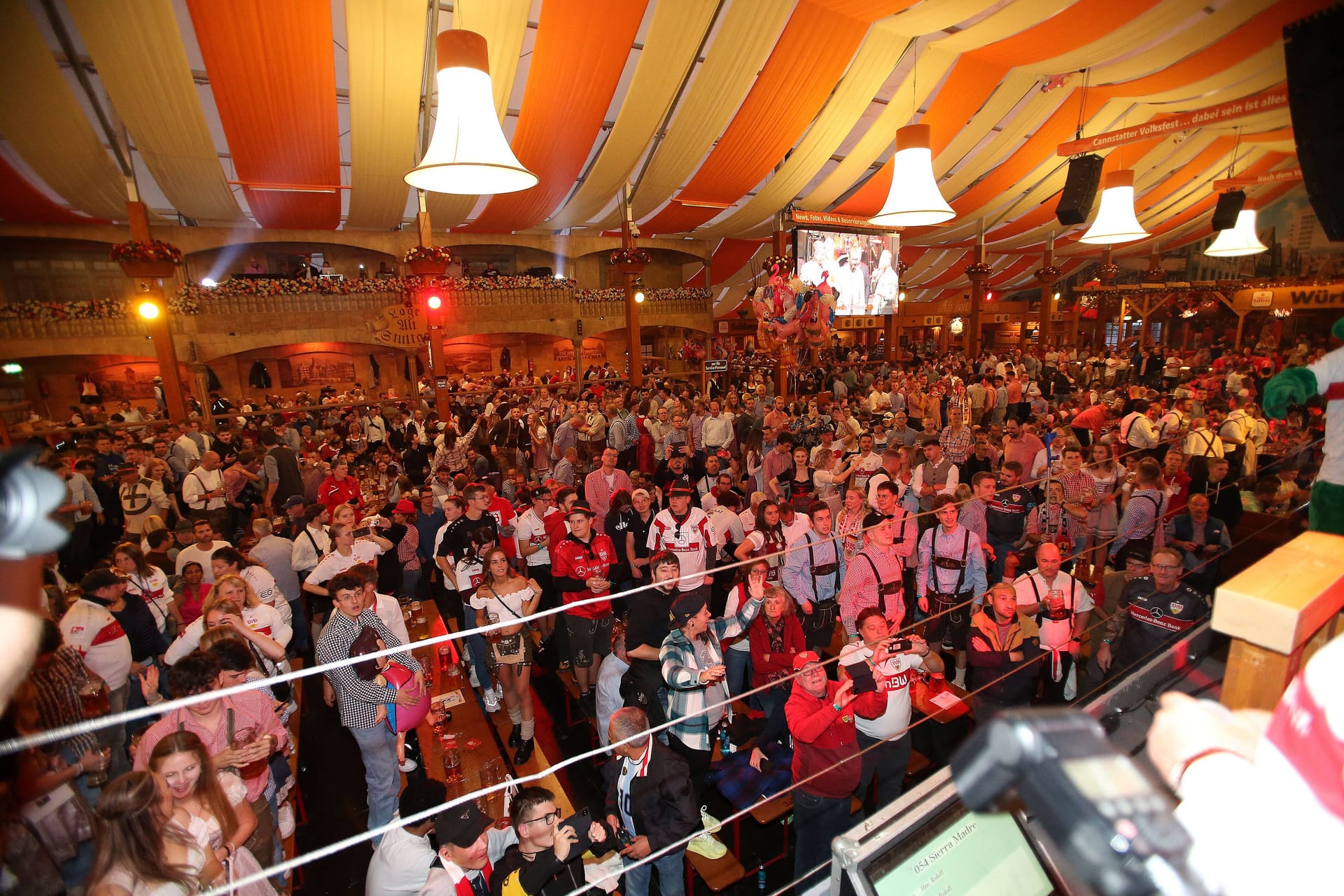 Mehrere Millionen Besucher feierten beim Cannstatter Volksfest in Stuttgart: Doch anders als die Wiesn sorgte der Wasen bislang für keine Explosion bei der Corona-Inzidenz.