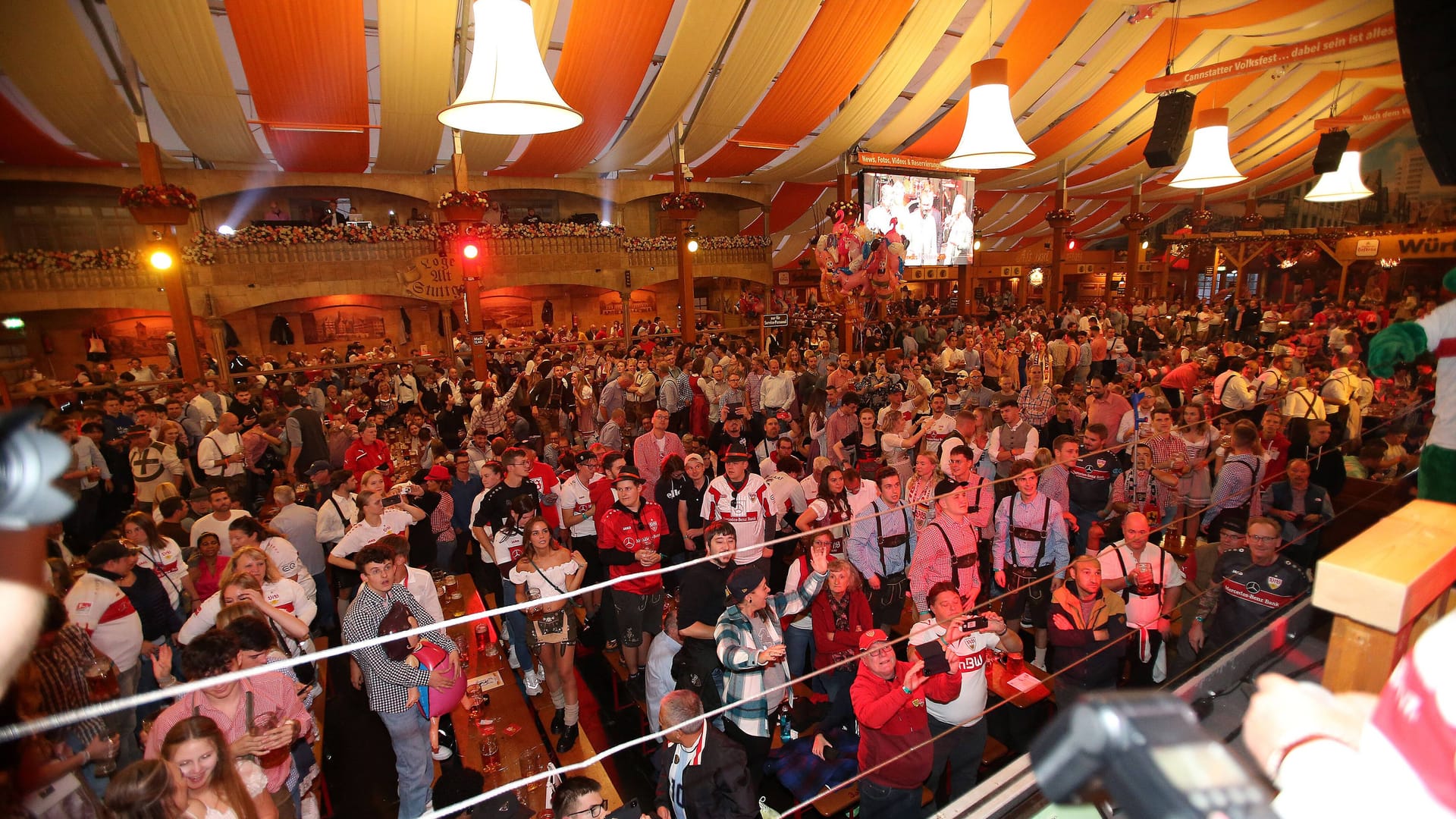 Mehrere Millionen Besucher feierten beim Cannstatter Volksfest in Stuttgart: Doch anders als die Wiesn sorgte der Wasen bislang für keine Explosion bei der Corona-Inzidenz.