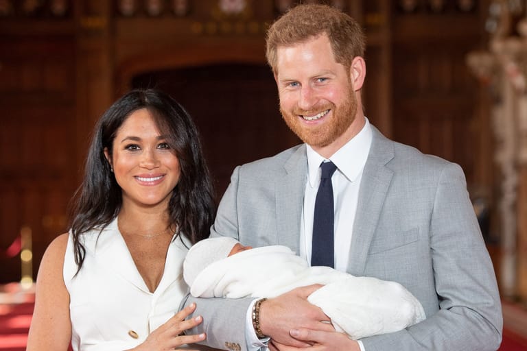 2019: Ein Jahr später schenkt ihm Harry einen weiteren Enkel, Archie. Zwei Jahre später folgt dessen kleine Schwester Lilibet.