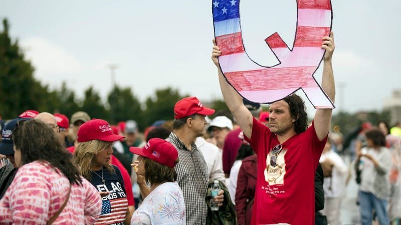 QAnon-Anhänger auf einer Wahlkampfveranstaltung der Republikaner.