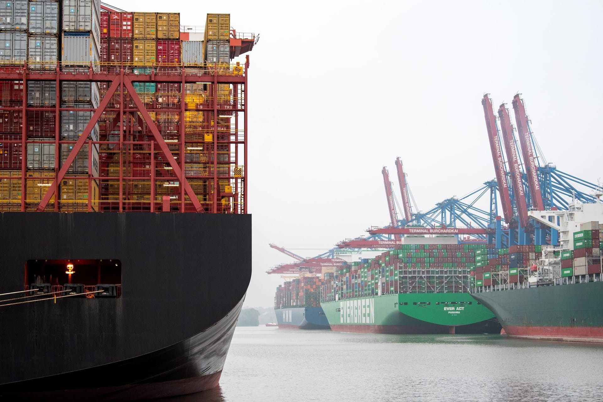 Containerschiff im Hamburger Hafen (Symbolbild): Die Lage der deutschen Exporteure bleibt trotz etwas Hoffnung schwierig. Containerschiff im Hamburger Hafen (Symbolbild): Die Lage der deutschen Exporteure bleibt trotz etwas Hoffnung schwierig.