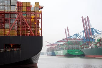 Containerschiff im Hamburger Hafen (Symbolbild): Die Lage der deutschen Exporteure bleibt trotz etwas Hoffnung schwierig.