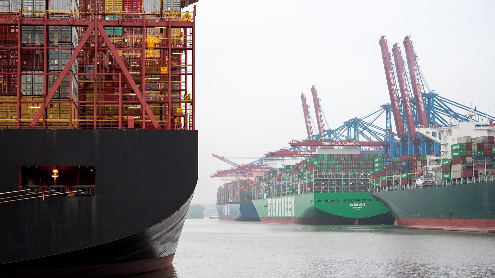 Containerschiff im Hamburger Hafen (Symbolbild): Die Lage der deutschen Exporteure bleibt trotz etwas Hoffnung schwierig. Containerschiff im Hamburger Hafen (Symbolbild): Die Lage der deutschen Exporteure bleibt trotz etwas Hoffnung schwierig.
