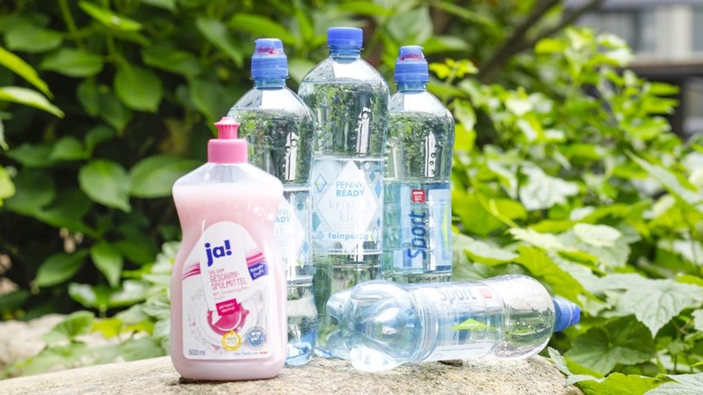 Getränkeflaschen, Waschmittel und viele andere Artikel aus wiederverwertetem Plastik tragen dazu bei, das Entstehen von Verpackungsmüll zu verringern.