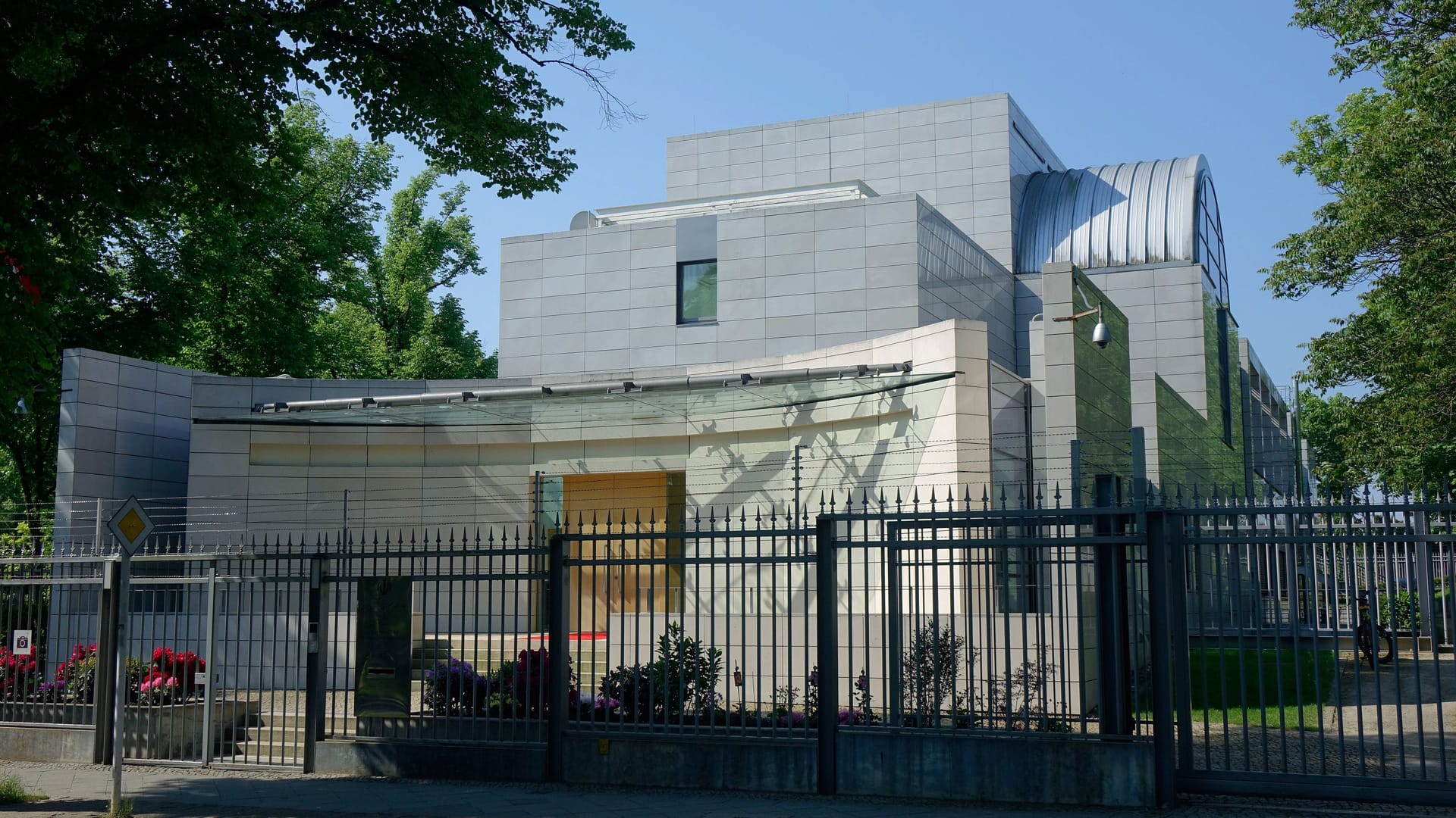 Die iranische Botschaft in Berlin (Archivbild): Hier zündete ein Mann brennbare Flüssigkeit an. Die iranische Botschaft in Berlin (Archivbild): Hier zündete ein Mann brennbare Flüssigkeit an.