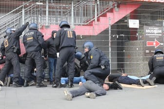 Einsatzkräfte haben vor dem Derby zahlreiche Personen festgenommen: Der Einsatz sorgte für Kritik.