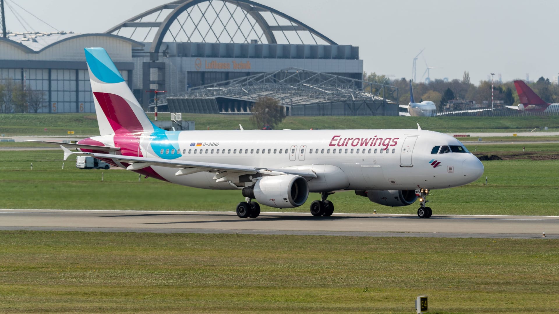 Ein Airbus A320-214 von Eurowings am Hamburg Airport: Die Piloten befinden sich weiter im Streik. Ein Airbus A320-214 von Eurowings am Hamburg Airport: Die Piloten befinden sich weiter im Streik.