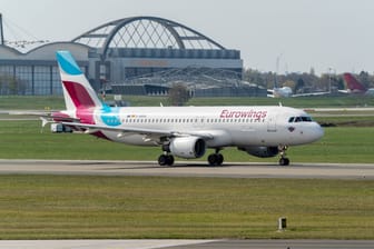 Ein Airbus A320-214 von Eurowings am Hamburg Airport: Die Piloten befinden sich weiter im Streik.