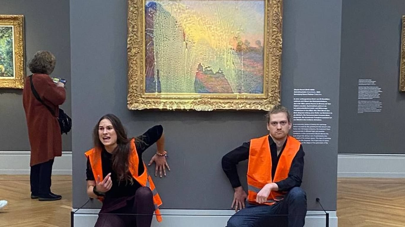 Aktivisten vor dem mit Kartoffelbrei beschmierten Monet: Das Bild war verglast und wurde nicht beschädigt.