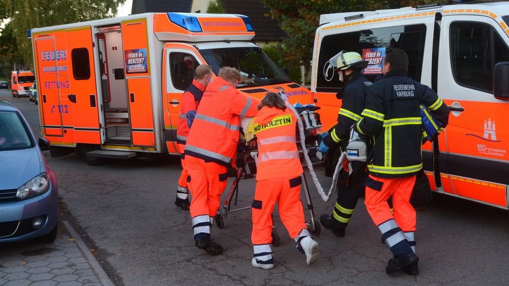 Rettungskräfte schieben eine Trage Richtung Krankenwagen: Der Patient starb im Krankenhaus. Rettungskräfte schieben eine Trage Richtung Krankenwagen: Der Patient starb im Krankenhaus.
