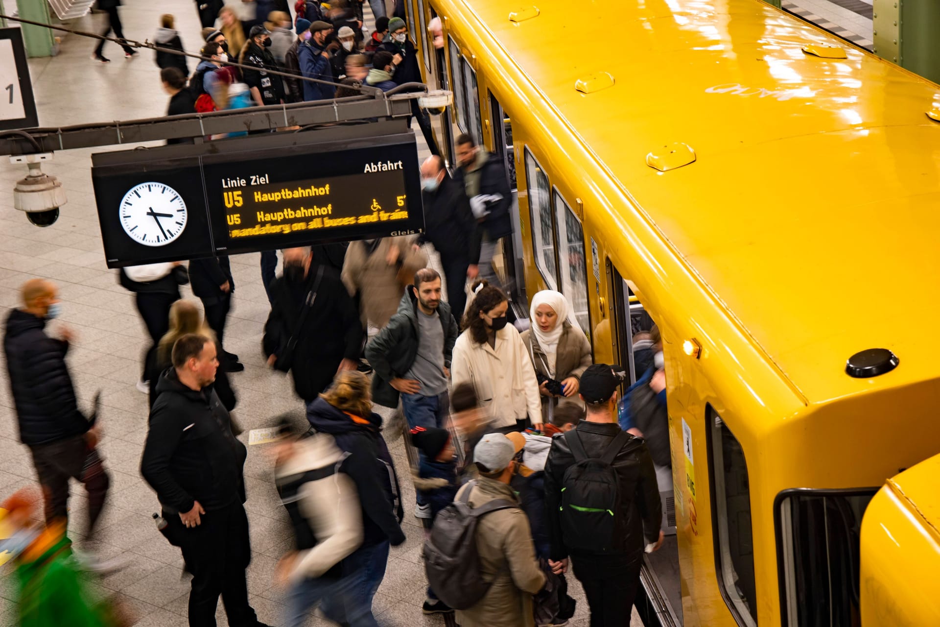 Fahrgäste am Alexanderplatz (Archivbild): Von Oktober bis Dezember 2022 gilt in Berlin das 29-Euro-Ticket.