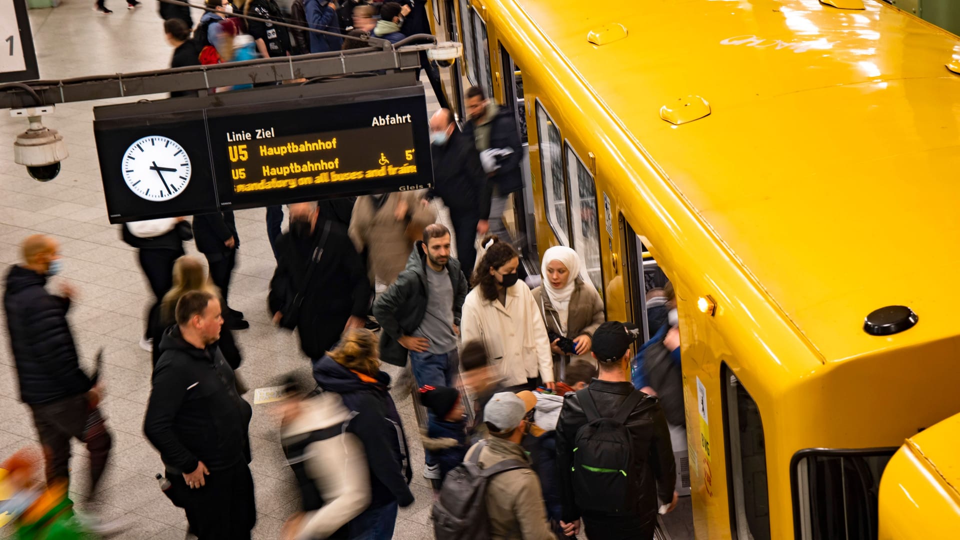 Fahrgäste am Alexanderplatz (Archivbild): Von Oktober bis Dezember 2022 gilt in Berlin das 29-Euro-Ticket.