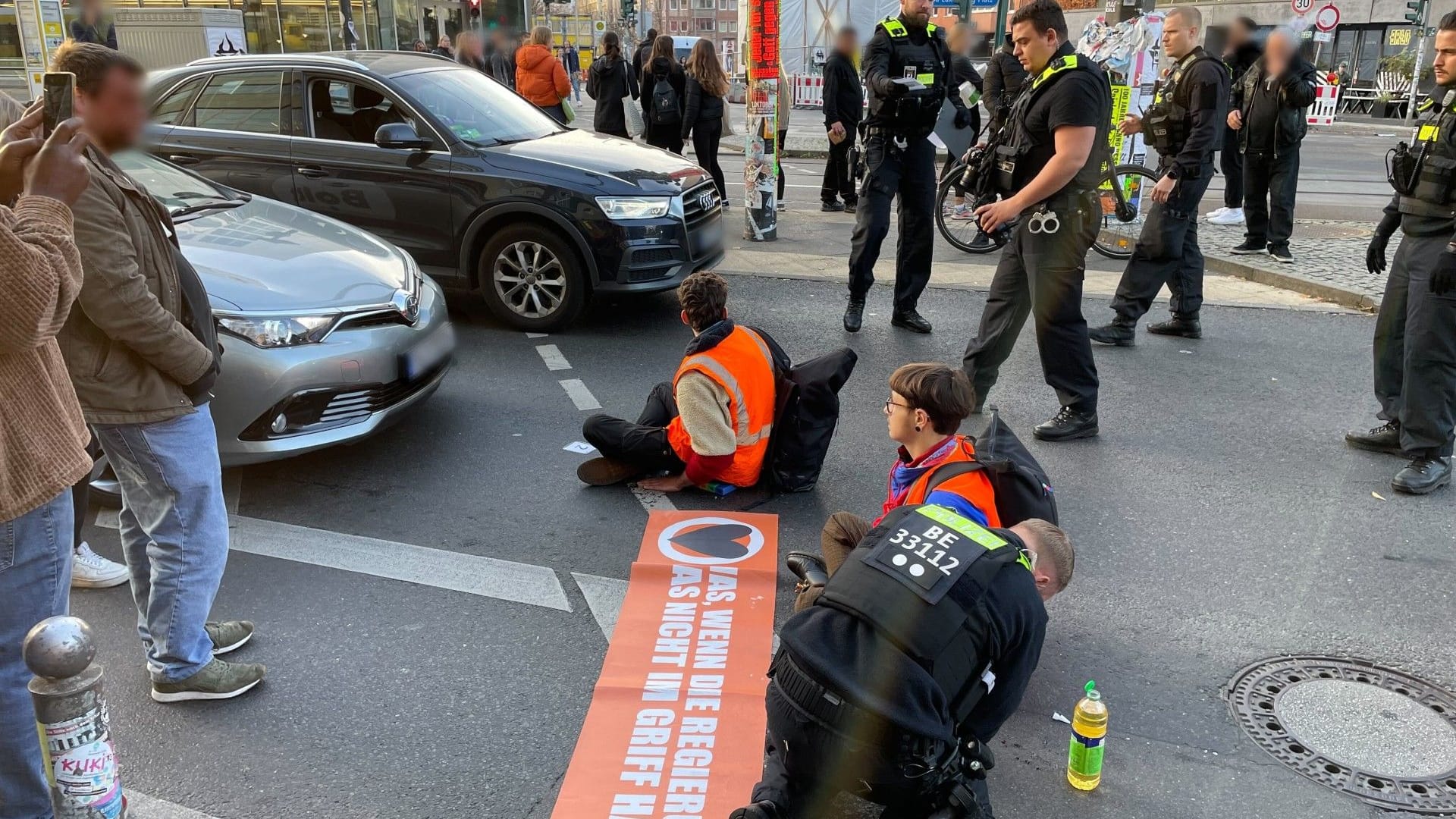 Aktivisten auf der Straße: Unter anderem an der Torstraße klebten sich die Demonstranten an.