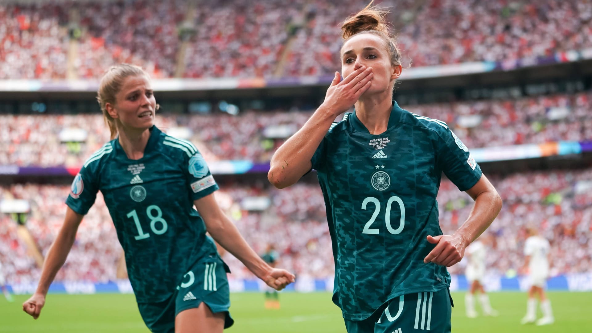 Lina Magull (r.) feiert ein Tor bei der EM: Auch bei der WM im nächsten Jahr wollen die DFB-Frauen glänzen.