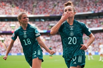 Lina Magull (r.) feiert ein Tor bei der EM: Auch bei der WM im nächsten Jahr wollen die DFB-Frauen glänzen.