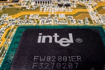 Intel Mikroprozessor CPU auf einer Computerplatine: Der Abschwung auf dem Computer-Markt macht sich auch bei dem Großunternehmen Intel bemerkbar.