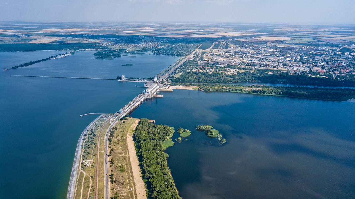 Der Kachowka-Staudamm verbindet beide Ufer des Dnepr.
