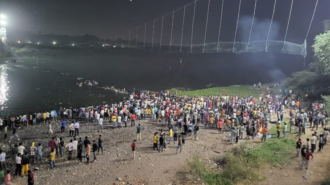 Eingestürzte Brücke: Nach Medienberichten werden zahlreiche Menschen nach dem Unglück noch vermisst.