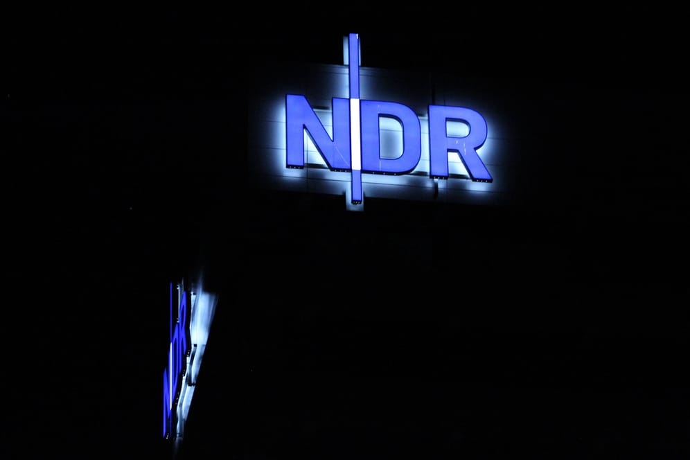 Schriftzug am NDR-Gebäude in Lokstedt (Archivbild): Der Schwerpunkt des Warnstreiks ist in Hamburg.
