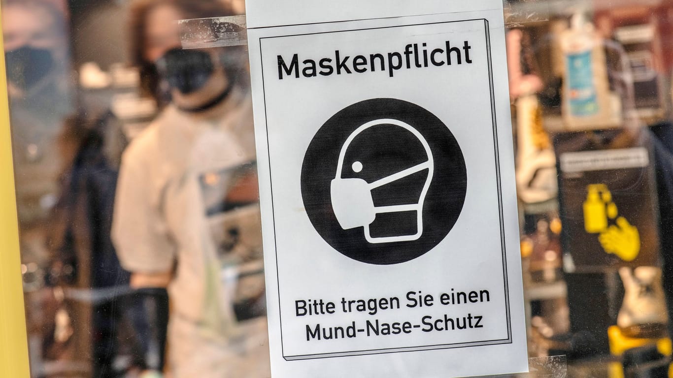Ein Schild weist auf die Maskenpflicht hin (Symbolbild): Baden-Württemberg schlägt einen eigenen Weg in der Pandemie ein.