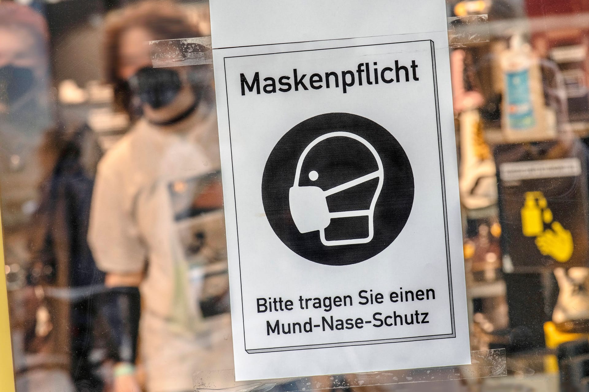 Ein Schild weist auf die Maskenpflicht hin (Symbolbild): Baden-Württemberg schlägt einen eigenen Weg in der Pandemie ein.