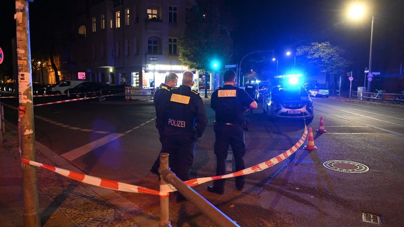 Polizisten am Tatort: Der Mann war zuletzt noch auf der Flucht.