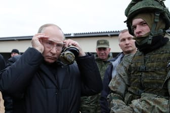 Putin beim Militär (Archivbild): Die russischen Streitkräfte trainierten unter Aufsicht des Kremlchefs.