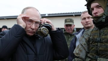 Putin beim Militär (Archivbild): Die russischen Streitkräfte trainierten unter Aufsicht des Kremlchefs.