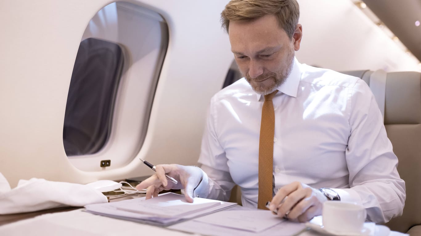 Christian Lindner, Bundesminister der Finanzen, im Flugzeug. Den Weg aus Washington wird er wohl in einer Linienmaschine antreten.