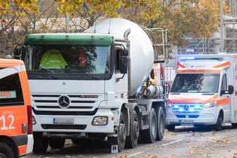 Ein Betonmisch-Fahrzeug an der Bundesallee in Berlin-Wilmersdorf: Dort wurde eine Radfahrerin bei dem Verkehrsunfall mit einem Lastwagen lebensgefährlich verletzt.