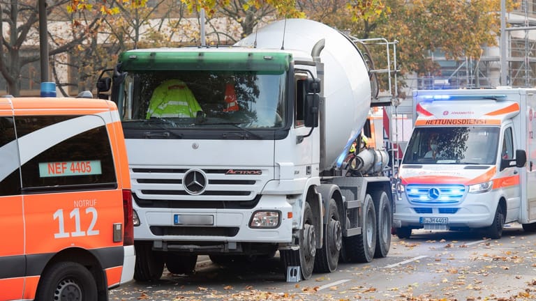Ein Betonmisch-Fahrzeug an der Bundesallee in Berlin-Wilmersdorf: Dort wurde eine Radfahrerin bei dem Verkehrsunfall mit einem Lastwagen lebensgefährlich verletzt.