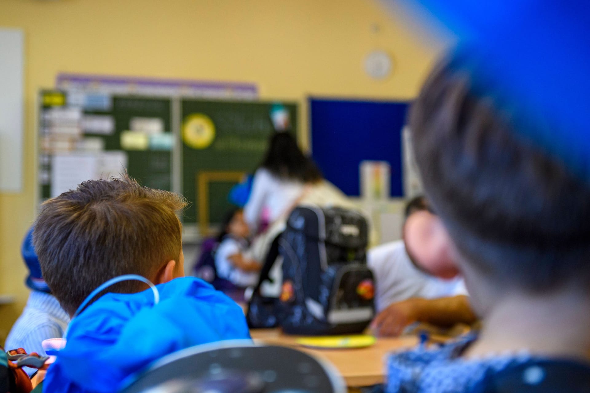 Schüler im Klassenraum (Archivbild): In Rheinland-Pfalz gibt es bald die Winter- und Pfingstferien nicht mehr.