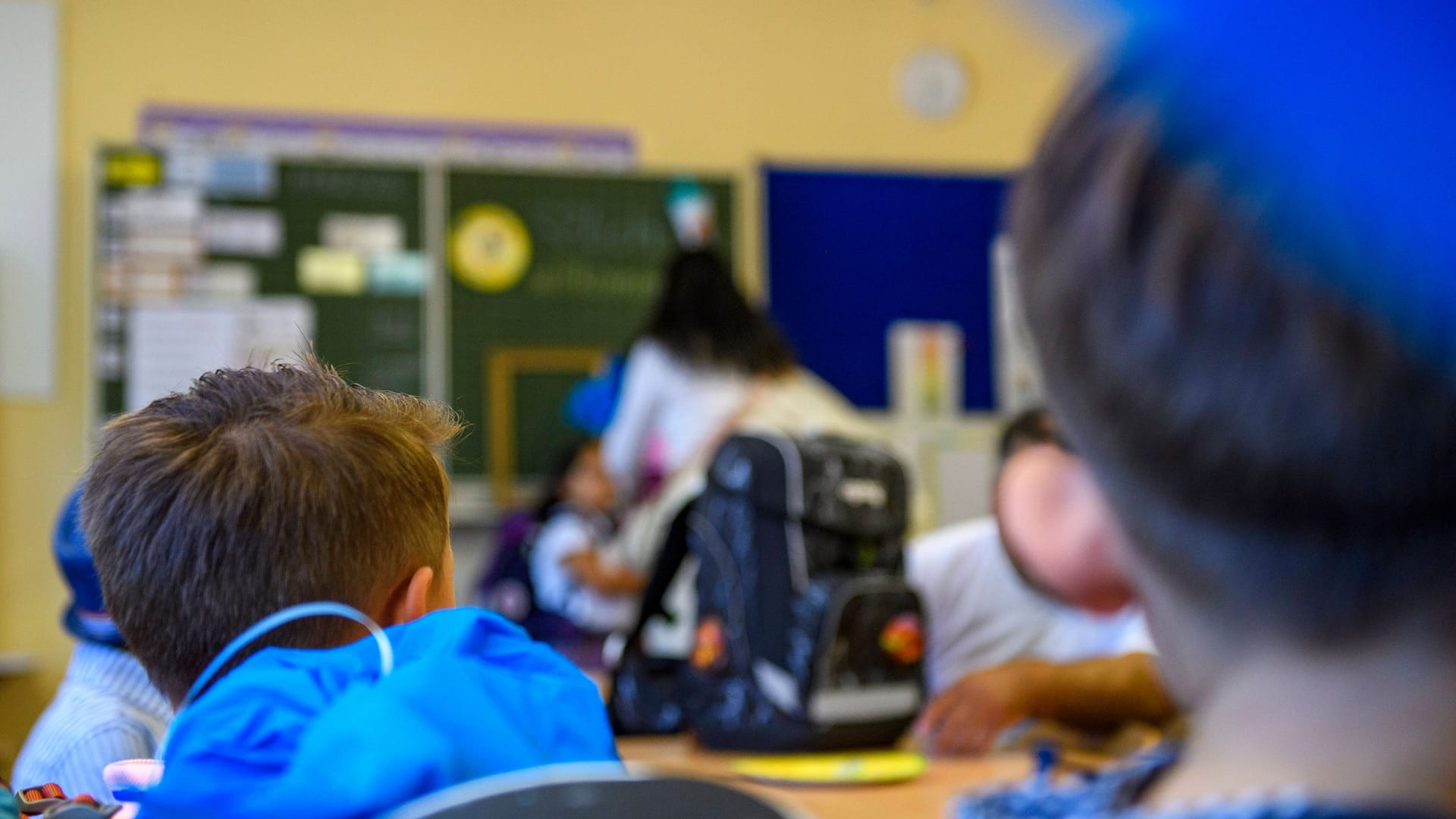 Schüler im Klassenraum (Archivbild): In Rheinland-Pfalz gibt es bald die Winter- und Pfingstferien nicht mehr.