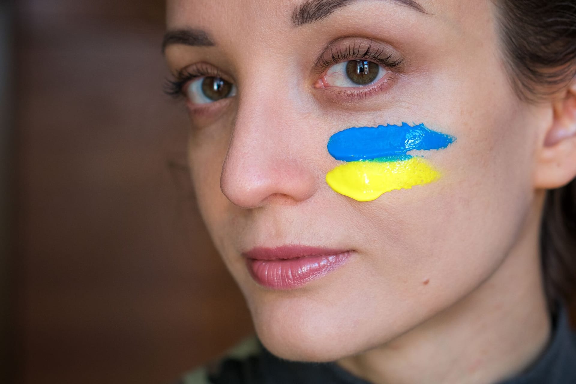 Junge Ukrainerin hat sich die Nationalflagge aufgemalt. Was wissen Sie über die Ukraine?