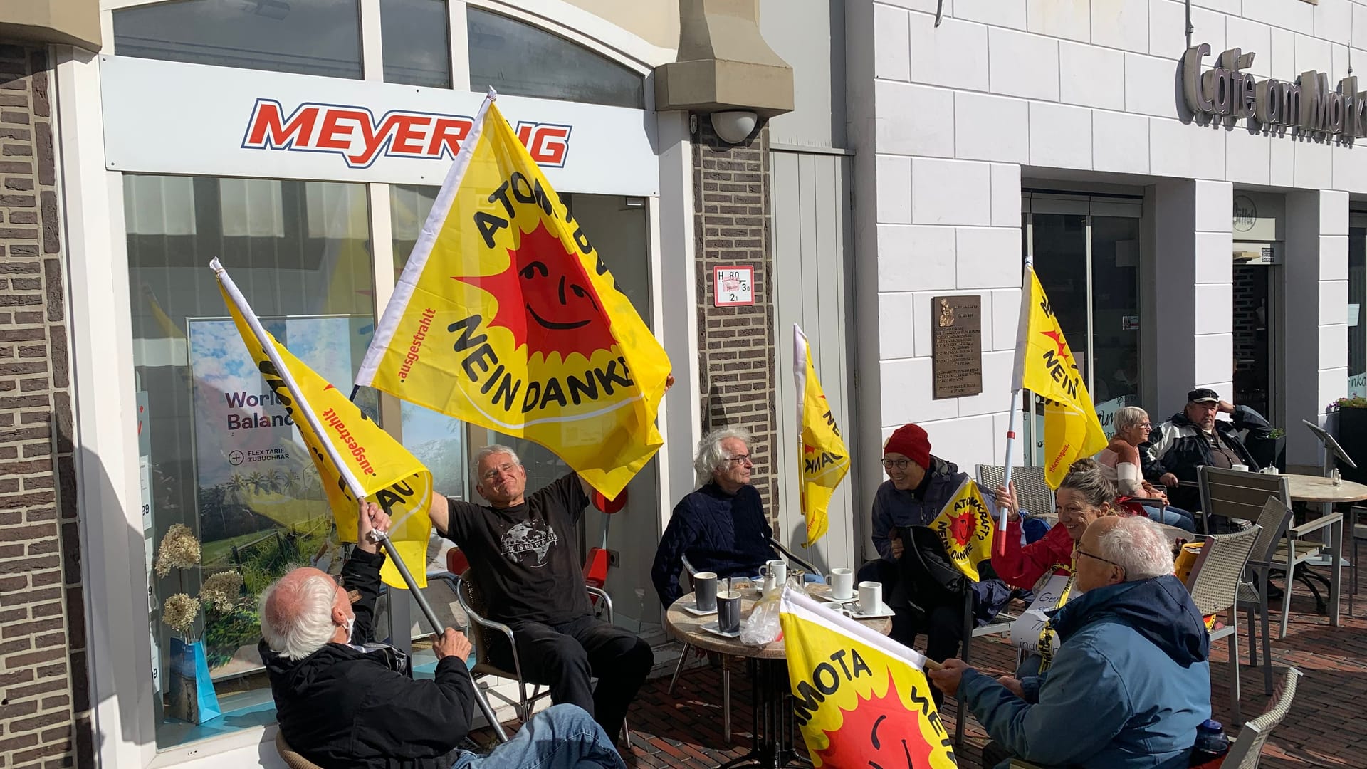 Atomkraftgegner vor dem Demostart.