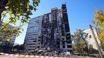 Zerstörung in Charkiw (Archivbild): Der Bürgermeister berichtet von weiteren Raketenangriffen.