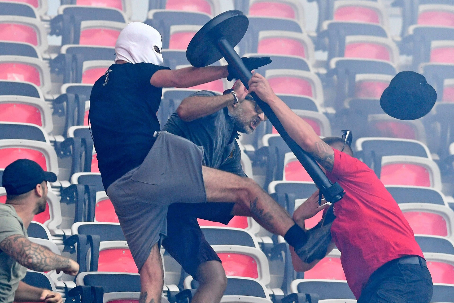 Szenen der Ausschreitungen in Nizza: Auf den Rängen kam es vor dem Spiel zu Prügeleien.