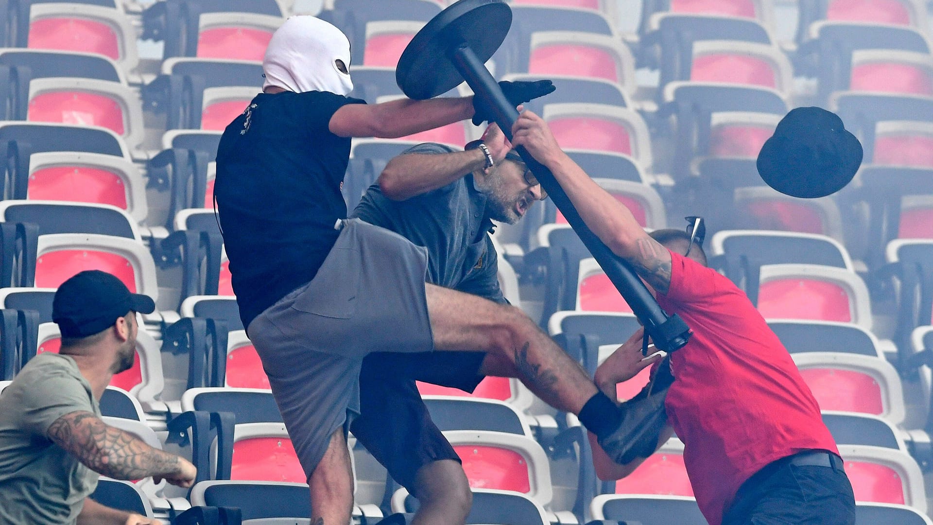 Szenen der Ausschreitungen in Nizza: Auf den Rängen kam es vor dem Spiel zu Prügeleien.