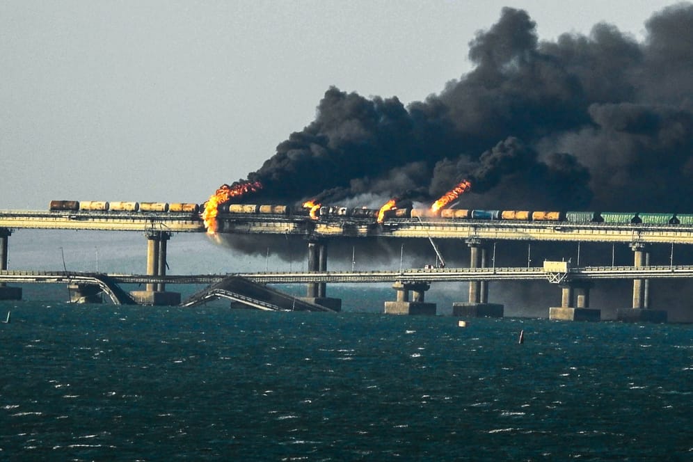 Die Brücke zur Krim: Am 8. Oktober explodierte die Brücke aus noch nicht geklärten Ursachen.4