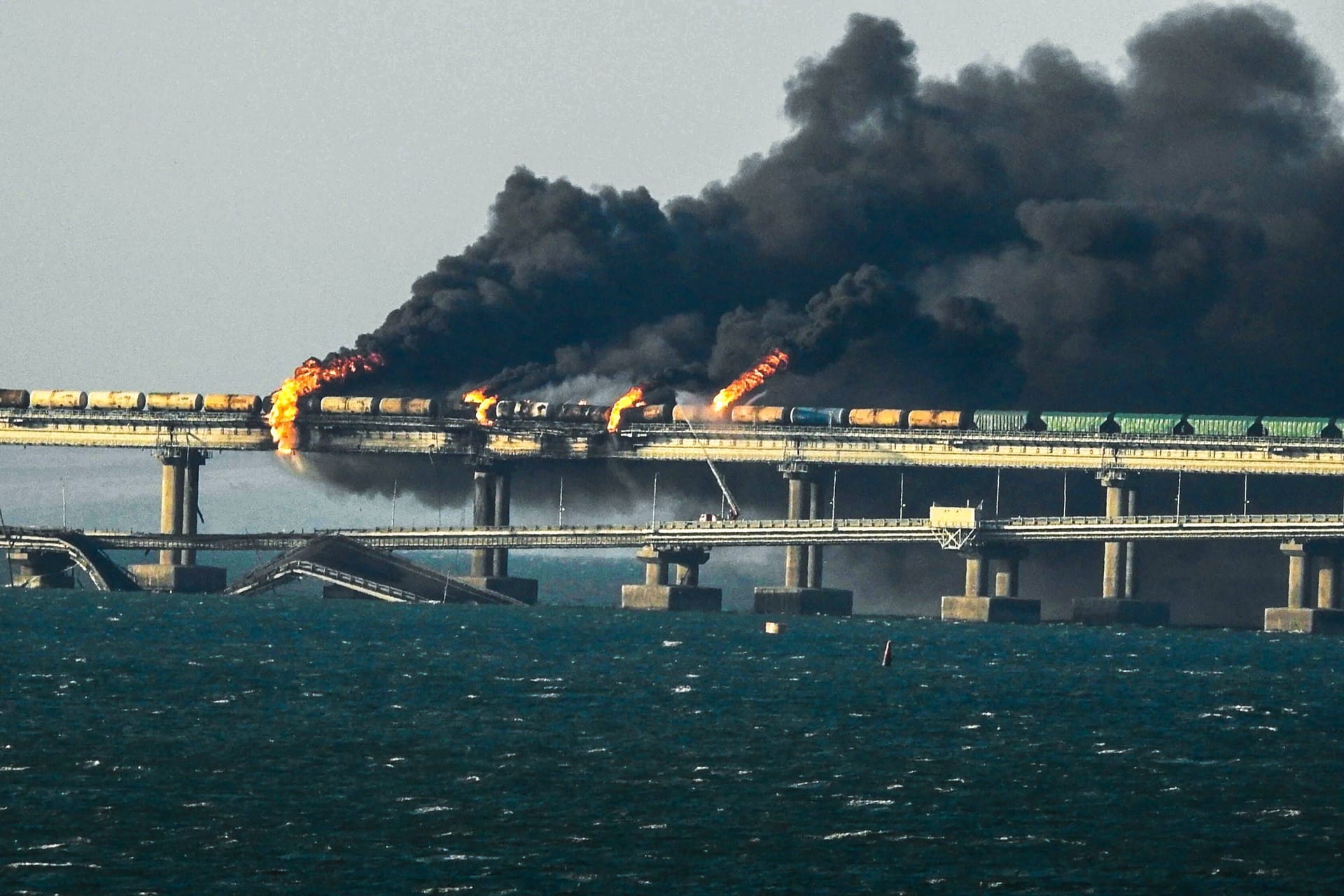 Die Brücke zur Krim: Am 8. Oktober explodierte die Brücke aus noch nicht geklärten Ursachen.4