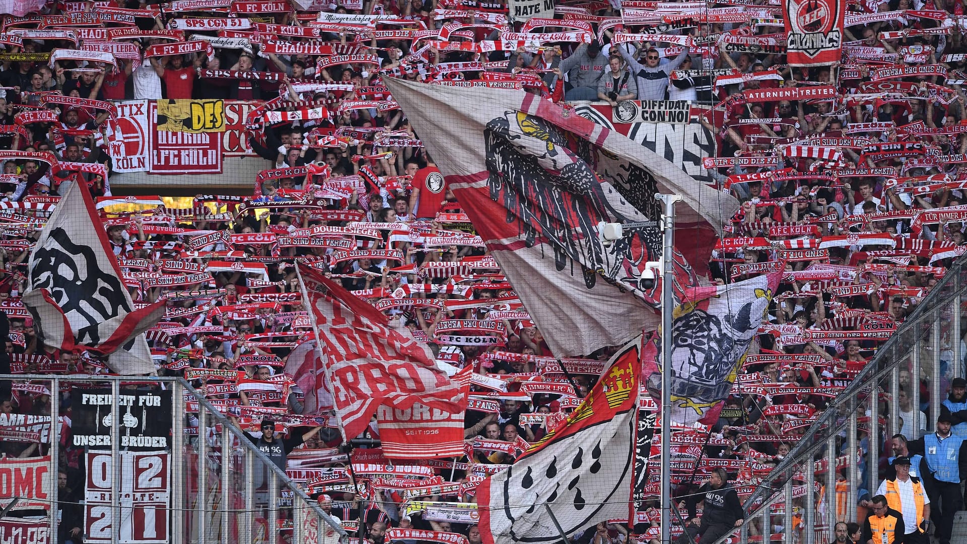 Fans des 1. FC Köln: Bei Randale auf dem Weg zum Derby sind Personen verletzt worden.