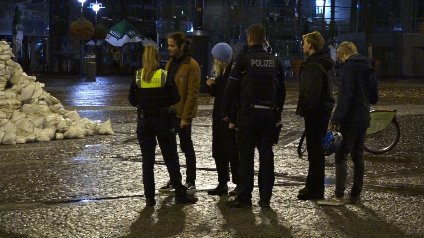 Einsatzkräfte der Polizei auf dem Dortmunder Friedensplatz: Ein Kunstaktion gegen den Krieg in der Ukraine wurde von Unbekannten abgerissen.
