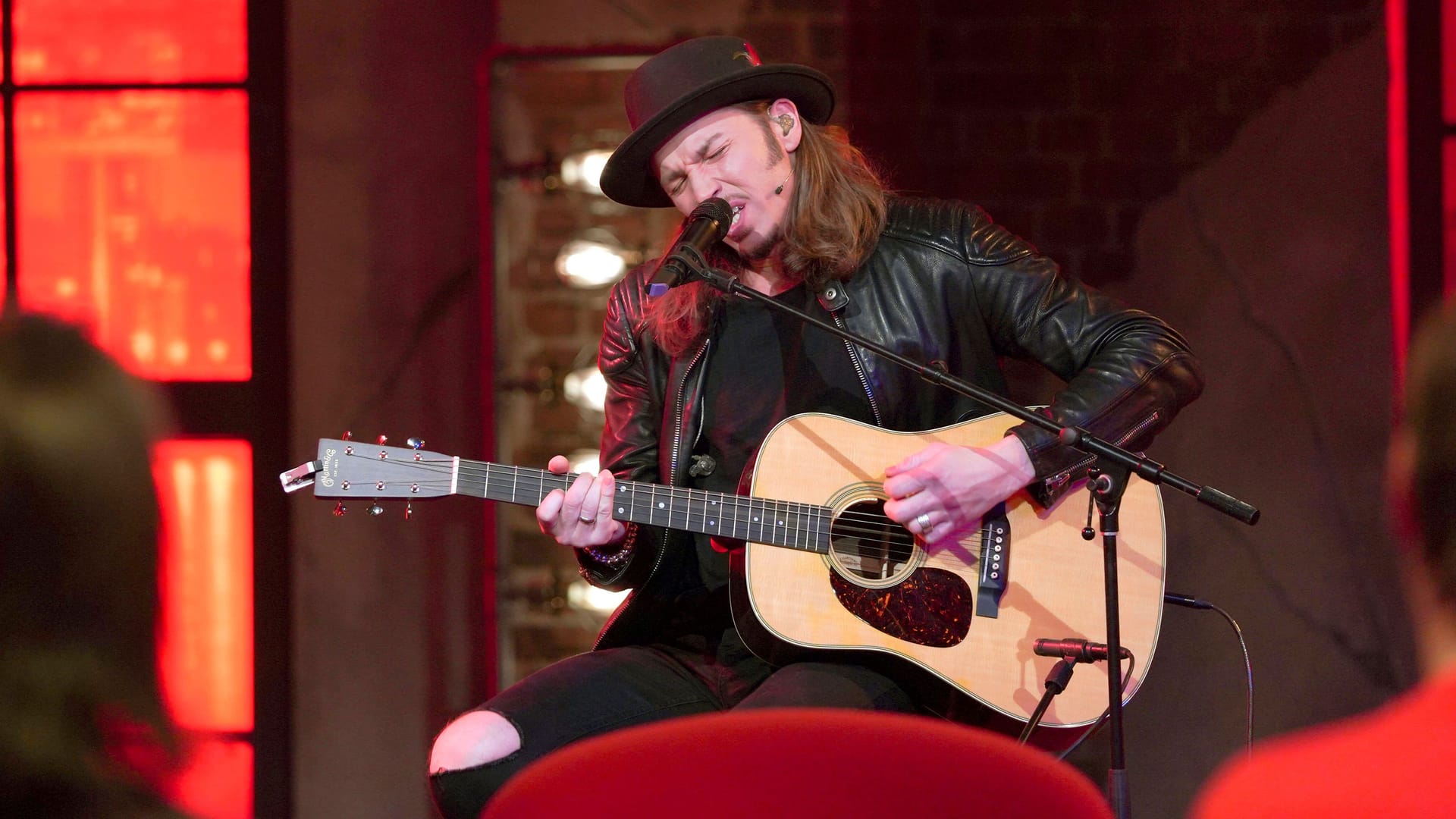 Gil Ofarim in einer TV-Show (Archivbild): Die Versuche seiner Anwälte, einen Leipziger Richter im anstehenden Prozess zu verhindern, sind vorerst gescheitert.