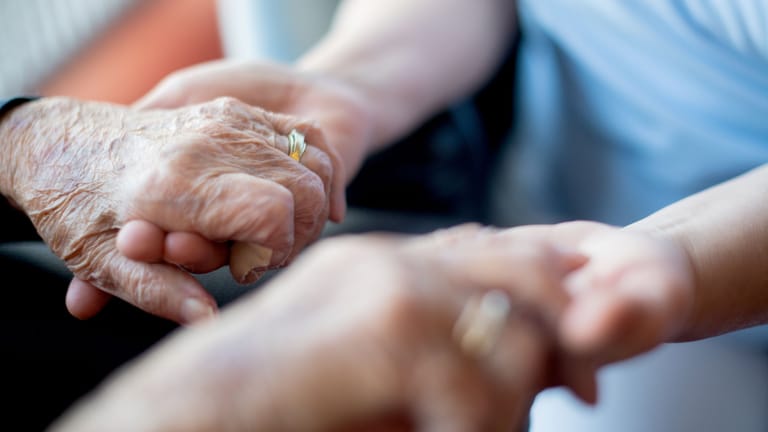 Ältere und jüngere Frau halten sich an den Händen (Symbolbild): Pflegende Angehörige profitieren im Alter von der Hilfsleistung.