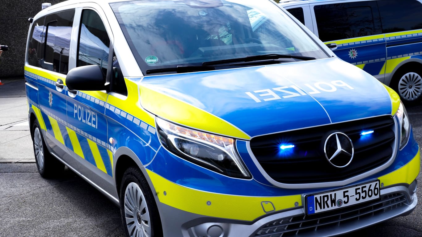 Streifenwagen der Polizei in Nordrhein-Westfalen (Symbolfoto): Am Montagmorgen wurden in Bergheim fünf Menschen bei einem Unfall verletzt.